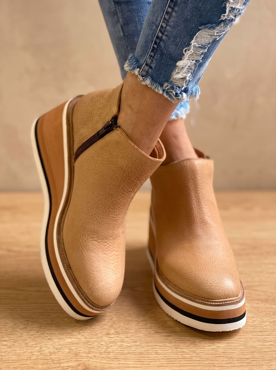 Wasserdichte Damen Stiefeletten aus Kunstleder mit Keilabsatz-Plattform in Beige