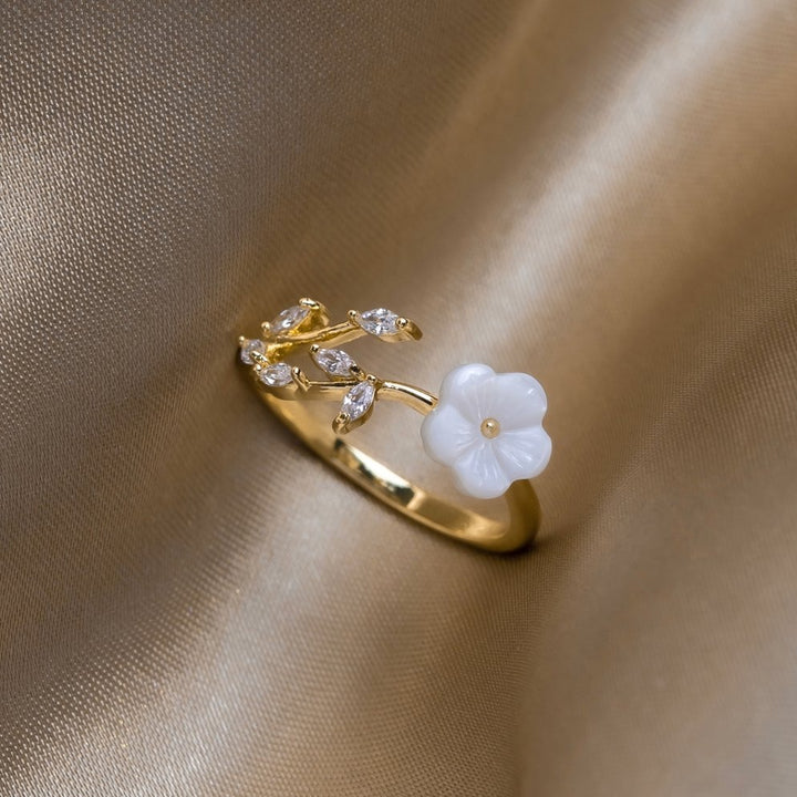 Weißer Blüten-Verstellbarer Ring
