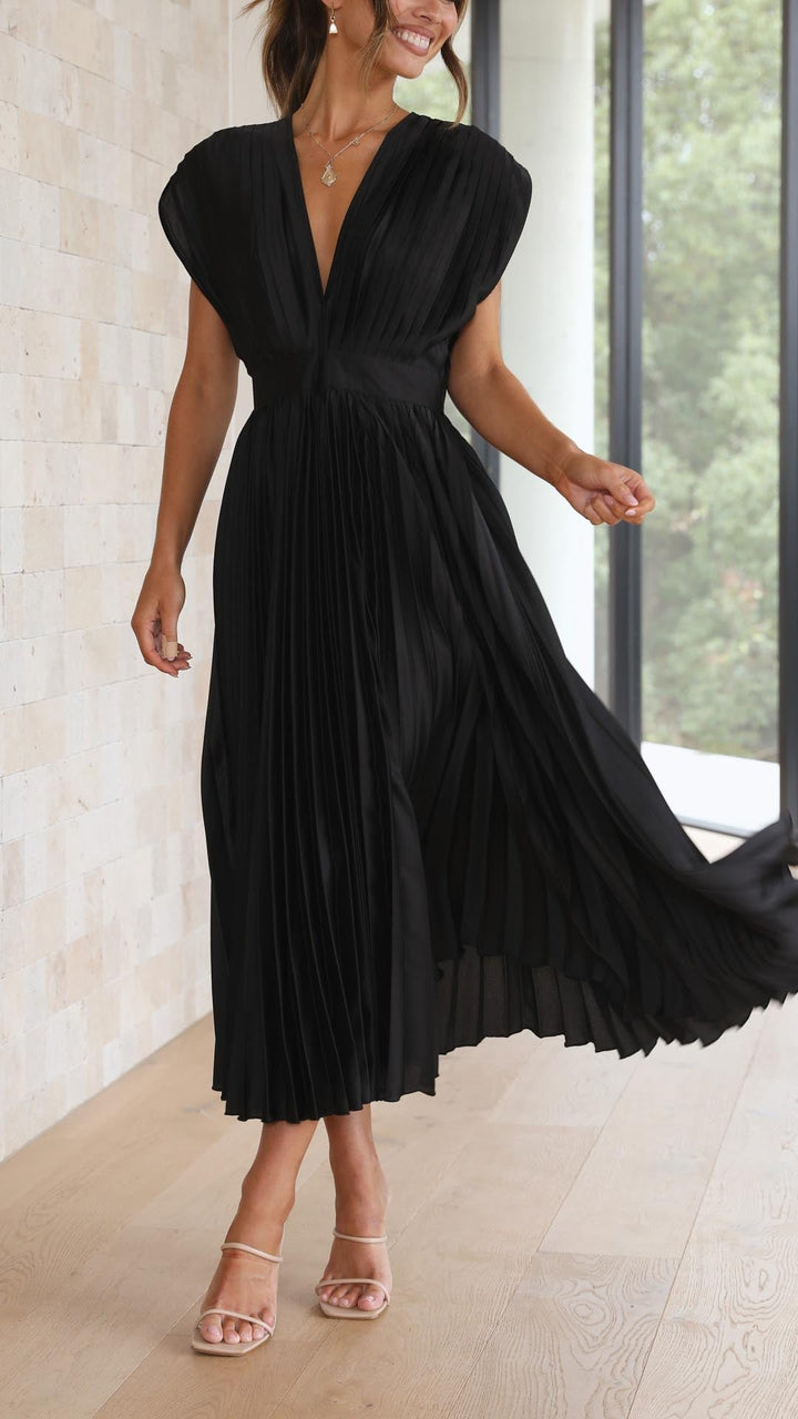 Women's Pleated V Neck Midi in Schwarz