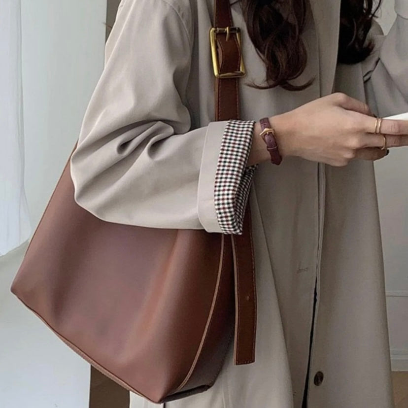 Zeitlose Damen Handtasche mit eleganter Schnalle (8)