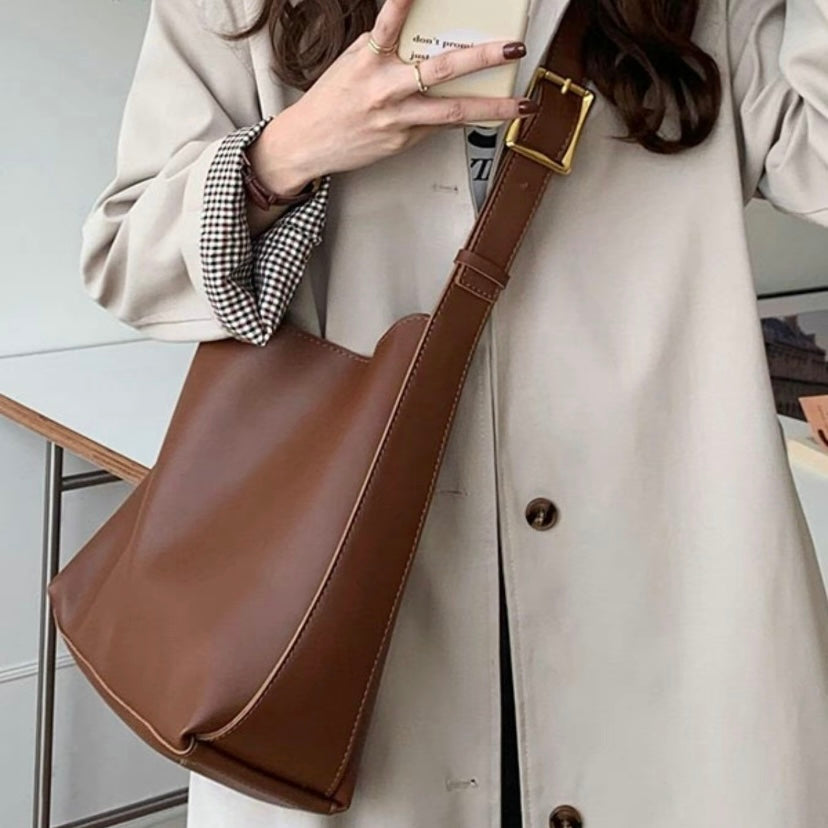 Zeitlose Damen Handtasche mit eleganter Schnalle (9)
