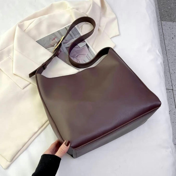 Zeitlose Damen Handtasche mit eleganter Schnalle in Dunkelbraun